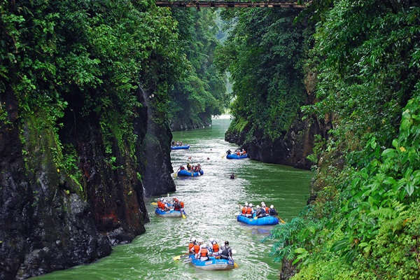 Experience-World-Class-Rafting-on-the-Pacuare-River-Costa-Rica